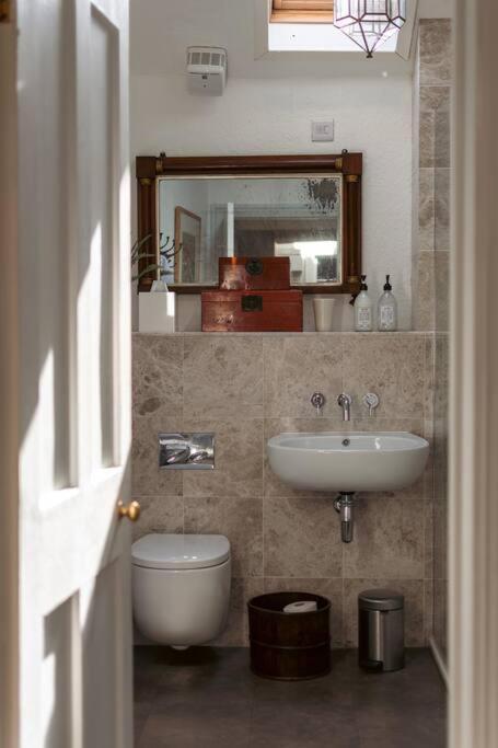 Sarah'S - A Townhouse Apartment In Georgian Holt Holt  Dış mekan fotoğraf