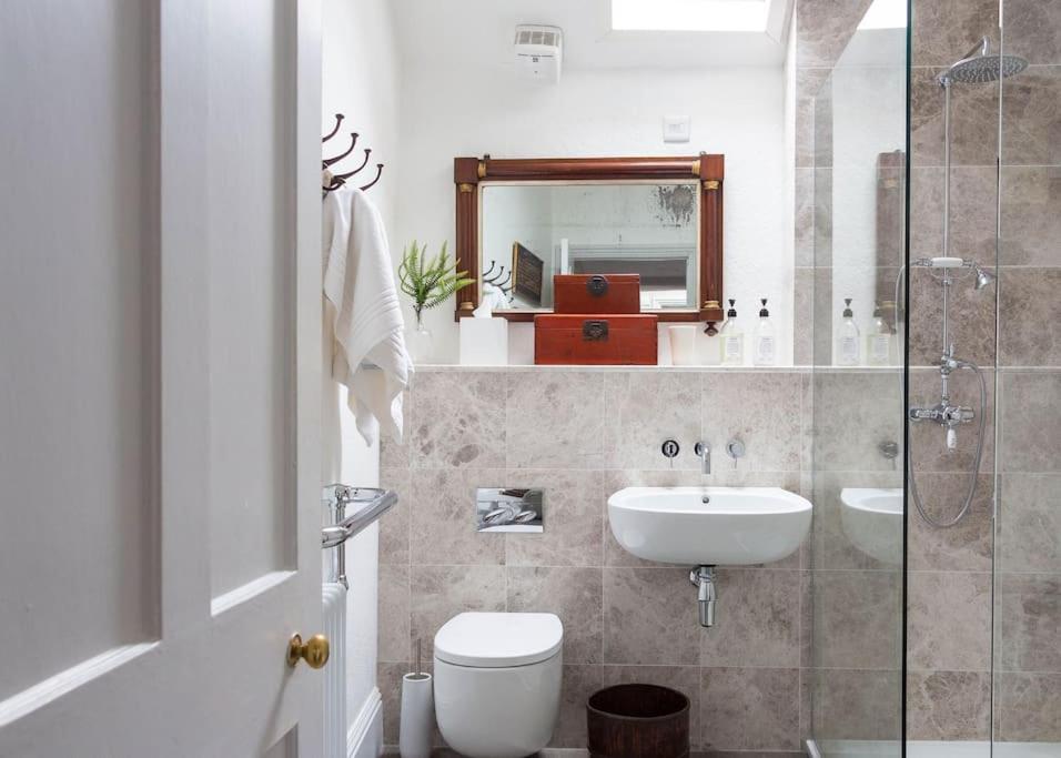 Sarah'S - A Townhouse Apartment In Georgian Holt Holt  Dış mekan fotoğraf