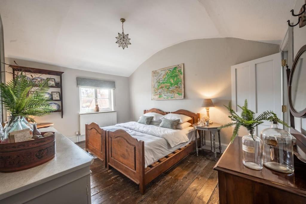 Sarah'S - A Townhouse Apartment In Georgian Holt Holt  Dış mekan fotoğraf