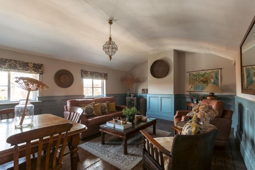 Sarah'S - A Townhouse Apartment In Georgian Holt Holt  Dış mekan fotoğraf
