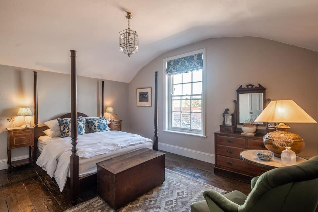 Sarah'S - A Townhouse Apartment In Georgian Holt Holt  Dış mekan fotoğraf