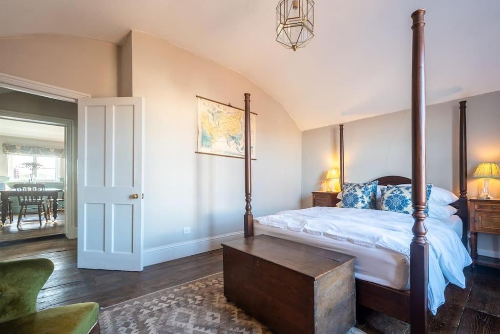 Sarah'S - A Townhouse Apartment In Georgian Holt Holt  Dış mekan fotoğraf